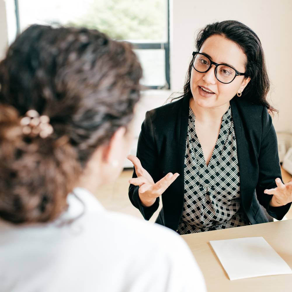 Wir beraten Sie gerne zu unseren Sicherheitstüren
Warum ist es wichtig, einen Experten zu beauftragen?

Wenn Sie eine neue Sicherheitstür installieren möchten, ist es wichtig, sich für einen Fachmann zu entscheiden. Warum? Weil die Installation einer Tür nicht nur eine Frage der Ästhetik ist, sondern auch der Sicherheit. Wir von Haus der Schlösser können sicherstellen, dass Ihre Tür ordnungsgemäß installiert wird und alle notwendigen Schutzmaßnahmen getroffen werden.