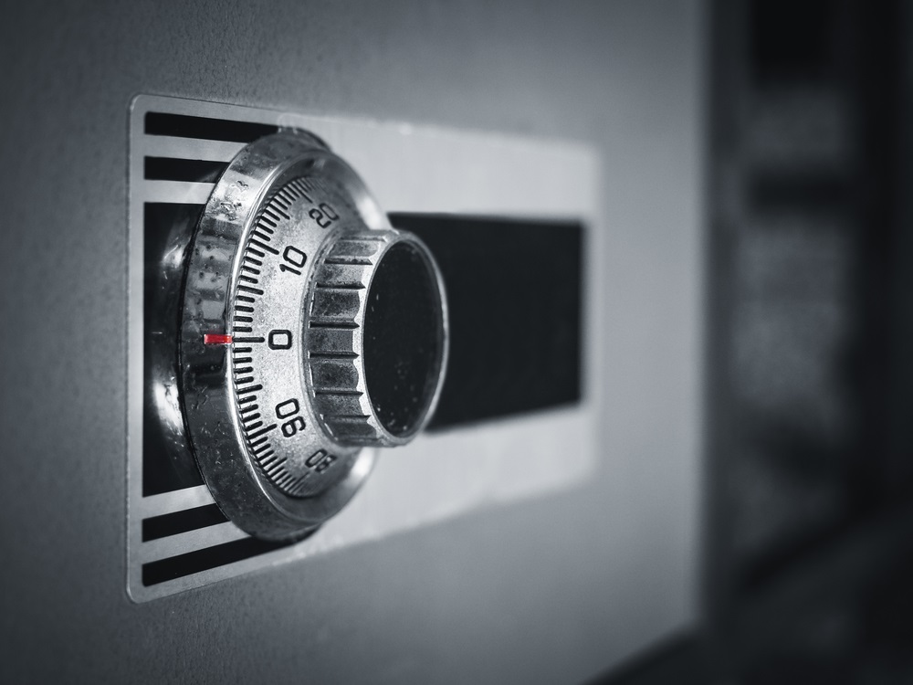 Sicherheitscheck für's Eigenheim
Schließen Sie Lücken in der Sicherheit Ihres Zuhauses mit Tresoren und Schlössern
Eine der wichtigsten Maßnahmen, um Ihr Zuhause vor Einbrüchen zu schützen, ist das Schließen von Lücken in der Sicherheit. Hierbei können Tresore und Schlösser eine wichtige Rolle spielen.
