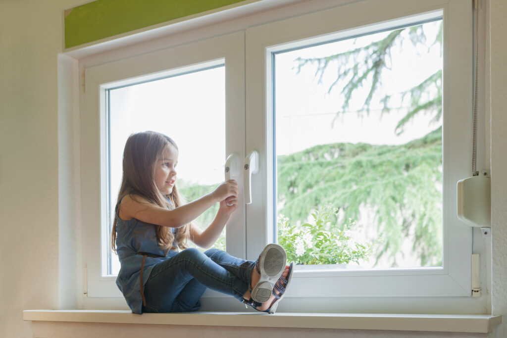 Absicherung der Fenster immer auf beiden Seiten! Es ist wichtig, nicht nur die Schließseite Ihrer Fenster zu sichern, sondern auch an die Scharnierseite zu denken, um vollständige Sicherheit zu gewährleisten. 