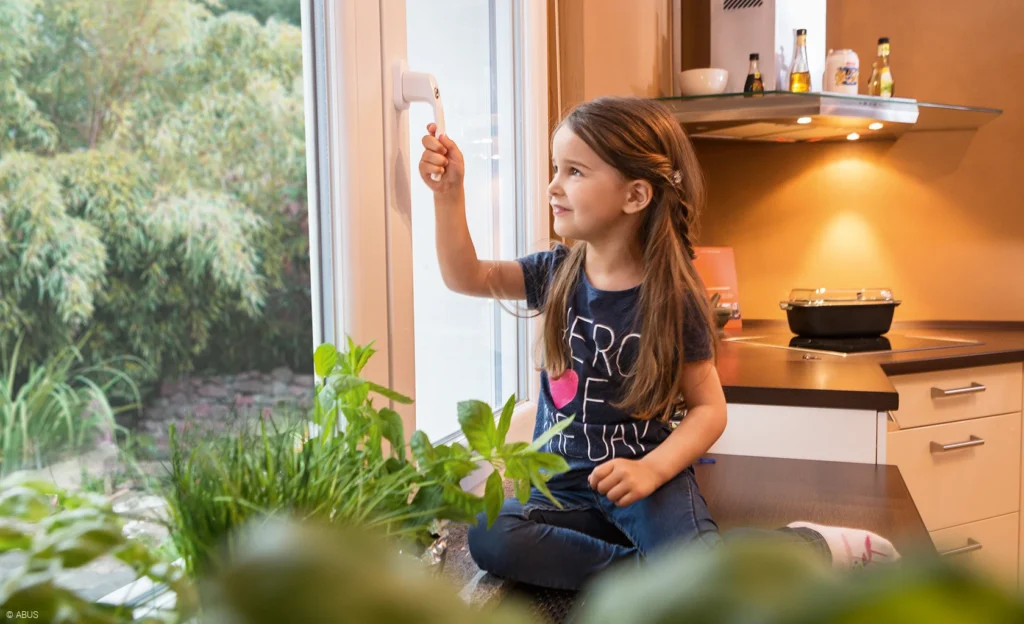 Mechanische Fenstersicherungen können den Einbruchschutz an leicht erreichbaren Fenstern und Terrassentüren deutlich verbessern.