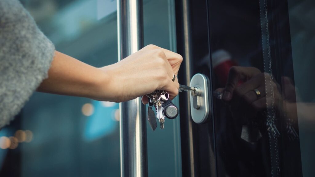 Eine moderne Haustür verfügt über verschiedene Bauteile, die einen guten Einbruchschutz und eine hohe Sicherheit gewährleisten. Dazu gehören Mehrfachverriegelung, Schutzbeschläge, Bändersicherungen und verschiedene Formen der Zutrittskontrolle. Ist eine ältere Haustür mit weniger Sicherheitseinrichtungen noch gut in Schuss und erfüllt die Anforderungen an Dichtigkeit und Dämmung, kann der Einbruchschutz nachgerüstet werden.