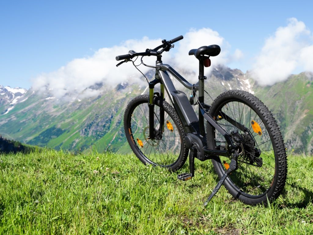 E-Bike Schlüssel verloren - Was tun?

Stellen Sie sich vor, Sie verlegen den Schlüssel für Ihr E-Bike und stehen plötzlich vor verschlossenen Türen. Was nun? Keine Sorge, in unserem Artikel zeigen wir Ihnen, wie Sie schnell und einfach einen Ersatzschlüssel für Ihr E-Bike nachbestellen können. Erfahren Sie, warum es so wichtig ist, die Schlüsselnummer zu notieren und wie Sie mit wenigen Klicks Ihren neuen Schlüssel erhalten.