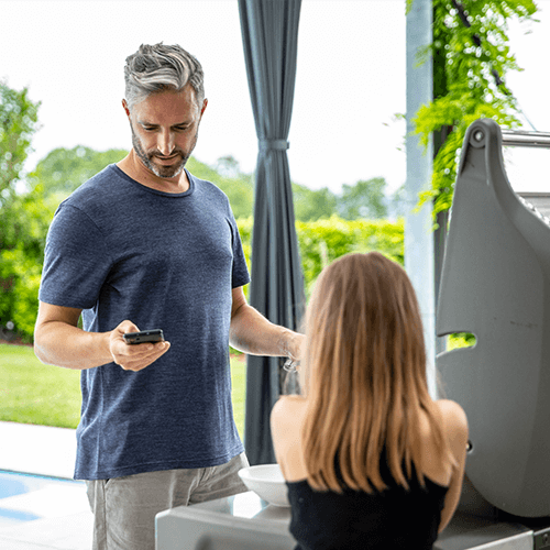 Fernöffnung

Mit einem ekey Fingerprint können Sie von unterwegs bequem mit dem Smartphone die Tür aufschließen. Somit können Sie Ihrem Handwerker die Tür öffnen, auch wenn Sie noch am Weg nach Hause sind. Sperren Sie spontan dem Freund auf, um ihm den Hochdruckreiniger zu leihen – selbst wenn Sie gerade im Urlaub sind. Seien Sie sicher, dass Sie jemanden ins Haus lassen können, wenn dies nötig ist.