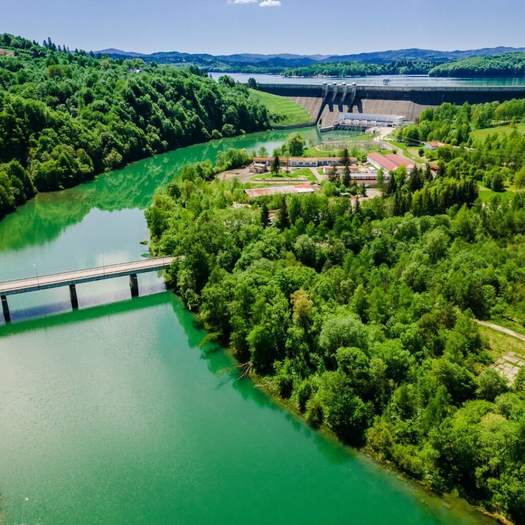 Ennskraftwerke KG vertraut auf Zutrittskontrollsysteme vom Haus der Schlösser. 
Als Betreiber kritischer Infrastruktur mit komplexen Anforderungen an die Werkssicherheit benötigt das Unternehmen ein hochleistungsfähiges Zutrittskontrollsystem, das flexible an die unterschiedlichsten Erfordernisse angepasst werden kann und die Erfüllung der strengen rechtlichen Vorgaben durch die neuesten KRISK und NISG Gesetze gewährleistet.
Um diesen Anforderungen gerecht zu werden, wurde von Haus der Schlösser an allen Standorten der Ennskraftwerk KG das Exos Online Zutrittskontrollsystem von Dormakaba eingeführt.