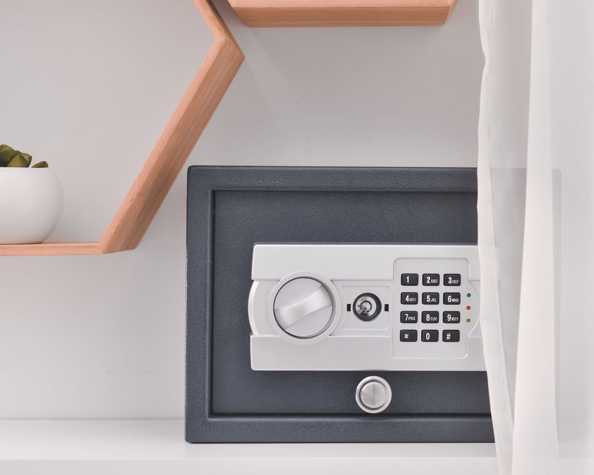 Tresor in einer Mietwohung? Sinnvoll oder nicht? Haus der Schlösser unterstützt Sie beim richtigen Tresor für Ihre Wohnung