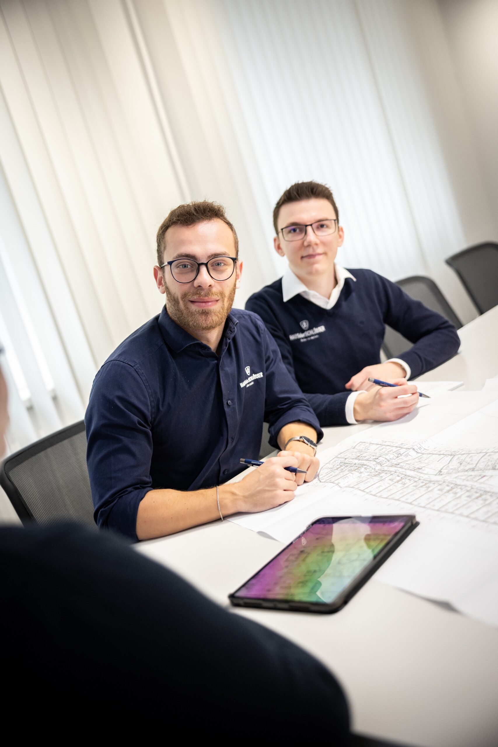 Kompetente Sicherheitsberatung Wir legen großen Wert auf eine kompetente Sicherheitsberatung, sodass wir unseren Kunden ein Gefühl der Sicherheit geben können. Unser Team besteht aus erfahrenen Experten, die folglich über umfangreiches Fachwissen in den Bereichen Sicherheitstechnik und Schließsysteme verfügen. Unsere Mitarbeiter sind stets auf dem neuesten Stand der Technik und nehmen regelmäßig an Schulungen teil, sodass sie ihr Fachwissen immer erweitern. Wir arbeiten eng mit unseren Kunden zusammen, um ihre Anforderungen und Erwartungen zu verstehen und ihnen dann die bestmögliche Lösung anzubieten.