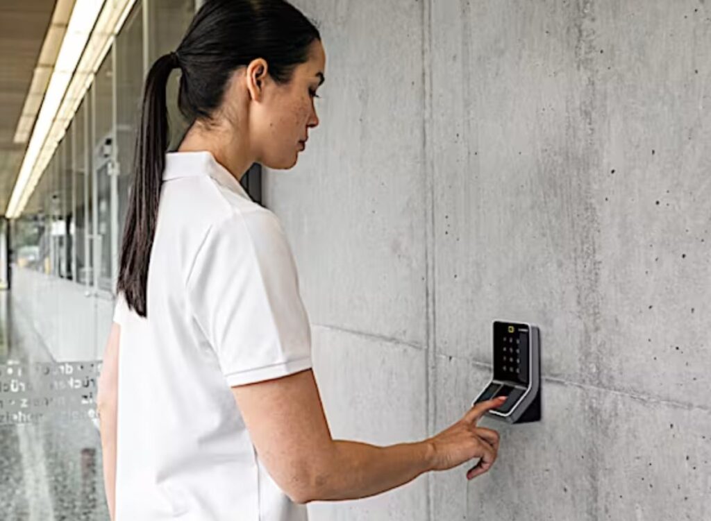 Fingerabdruckerkennung: Diese Methode ist sehr beliebt, da sie Menschen anhand ihrer einzigartigen Fingerkuppen erkennt.