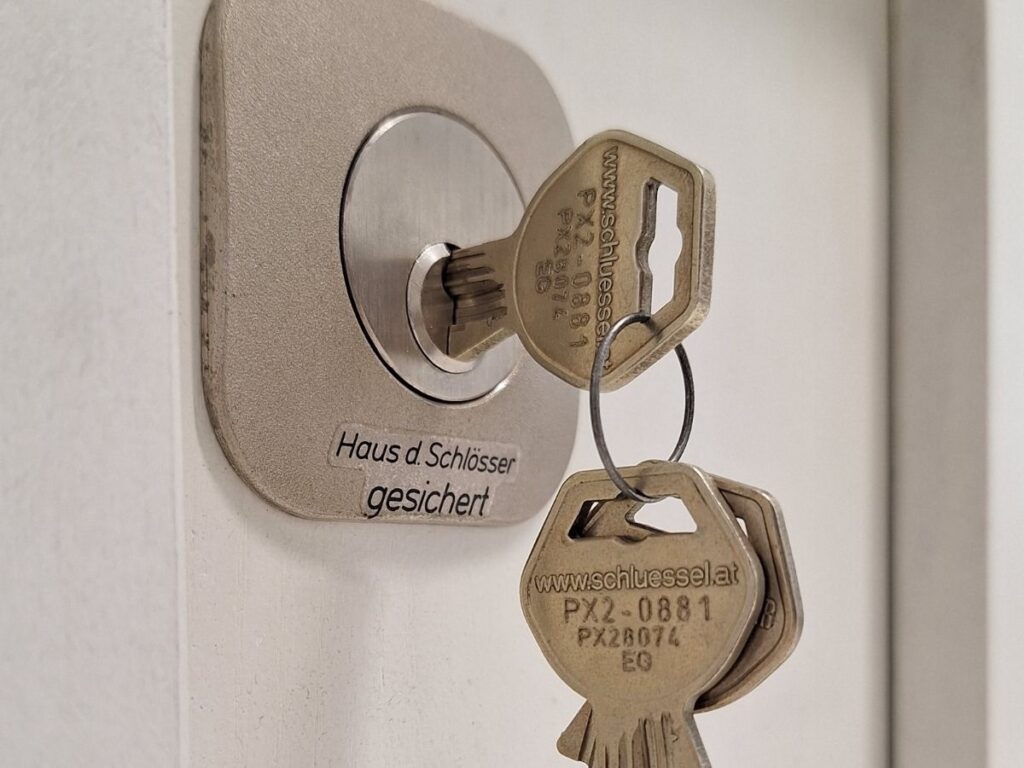 Wenn kein Ersatzschlüssel oder Sicherungsnachweis mehr vorhanden ist, kann es notwendig sein, den gesamten Schließzylinder auszutauschen.