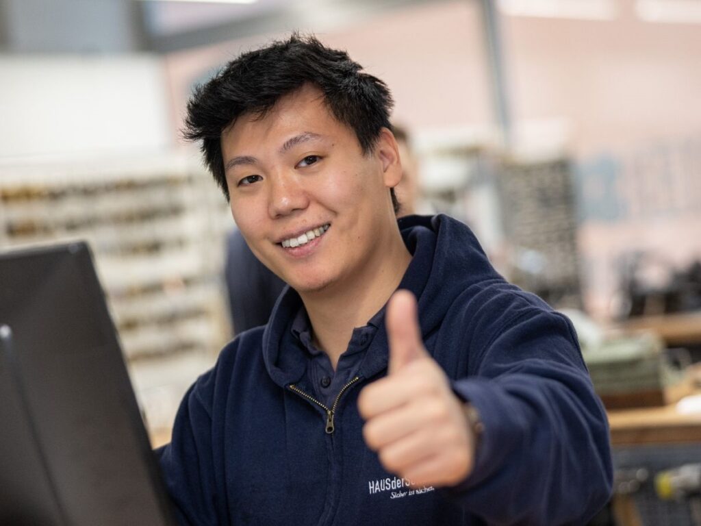 So läuft der Schlüsseldienst bei uns ab: Wenn Ihnen die Schlüsselnummer, Sicherungskarte oder eine Hausverwaltungsbestätigung vorliegen füllen Sie bitte unser Online Formular aus.