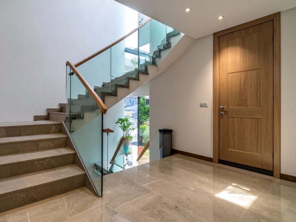 Sicherheitstür - wirklich sinnvoll?
Eine Sicherheitstür schützt Ihr Zuhause effektiv vor Einbruch. Während herkömmliche Türen oft in wenigen Minuten überwunden werden können, halten geprüfte Sicherheitstüren Einbruchsversuchen deutlich länger stand.