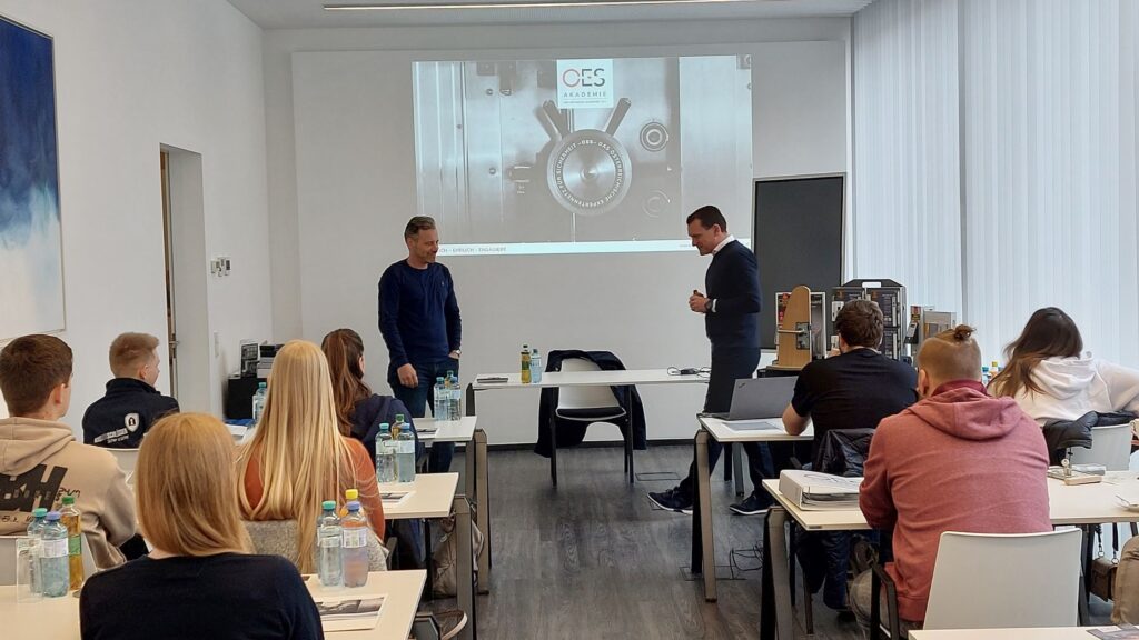 Als Mitgründer der OES Akademie engagieren wir uns aktiv für die Aus- und Weiterbildung in der Sicherheitsbranche. Unser Vize-Präsident Martin Hirnschrodt, MBA, bringt seine Expertise gezielt ein, um neue Standards zu setzen und die Qualität in der Branche weiter zu heben.