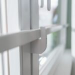Fenster mit Pilzkopfverriegelungen bieten einen hohen Schutz gegen Aufhebeln. Diese speziellen Riegel greifen in den Fensterrahmen ein und erschweren das Aufhebeln deutlich. Fehlt diese Verriegelung, sollten Sie unbedingt nachrüsten.